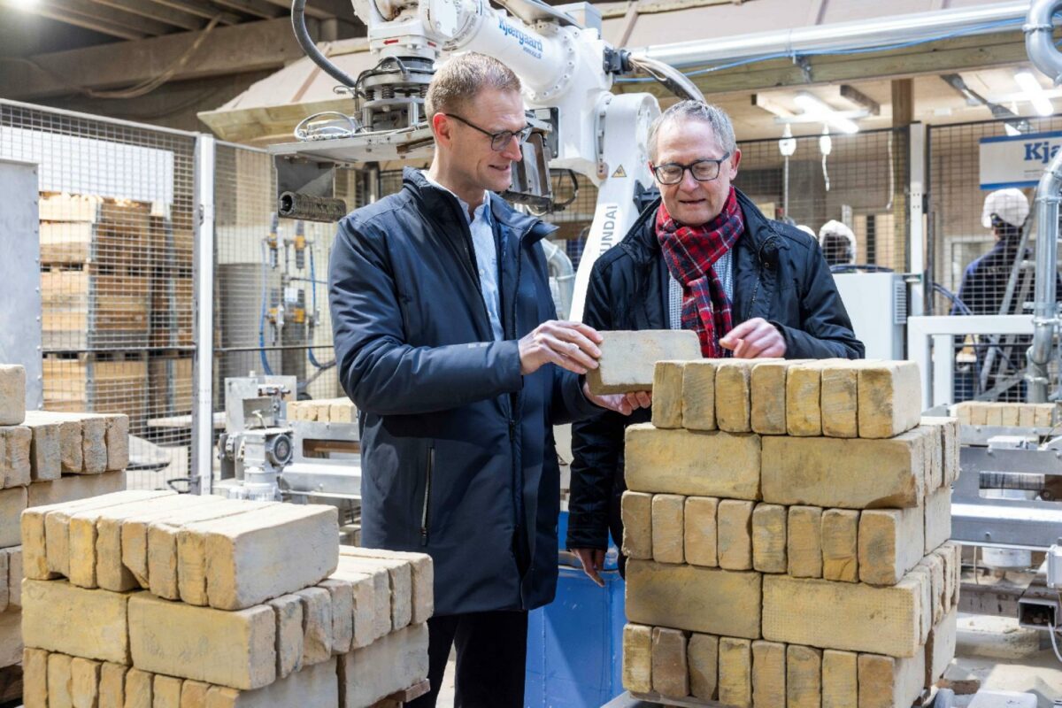 Da en del af de mursten, som Genbrugssten får ind, er beskadigede og kan ikke genbruges, har partnerne lavet en tillægsaftale, der indebærer, at Randers Tegl genanvender de mursten, der ikke kan genbruges. På billedet ses adm. direktør Thomas Piper, Randers Tegl (tv.), og adm. direktør Steen Madsen, Genbrugssten.