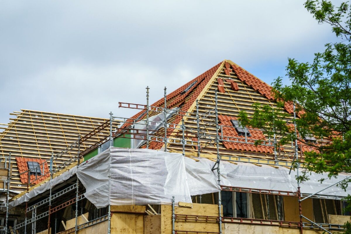 Antallet af påbegyndte boliger faldt fra 3. kvartal til 4. kvartal 2023 med 15 %. Udviklingen inden for parcelhuse er dog mere markant. Foto: Gettyimages.