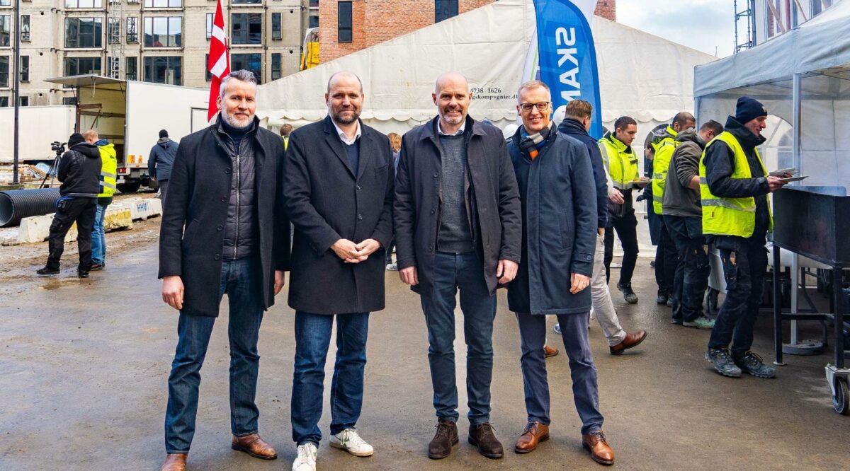 Fra venstre: Franz Ødum, arkitekt og partner i C. F. Møller Architects, Thomas Gyldal Petersen, borgmester (S) i Herlev Kommune, Peter Nymann-Jørgensen, direktør i Skanska og Peter Carstensen, direktør i HHM.