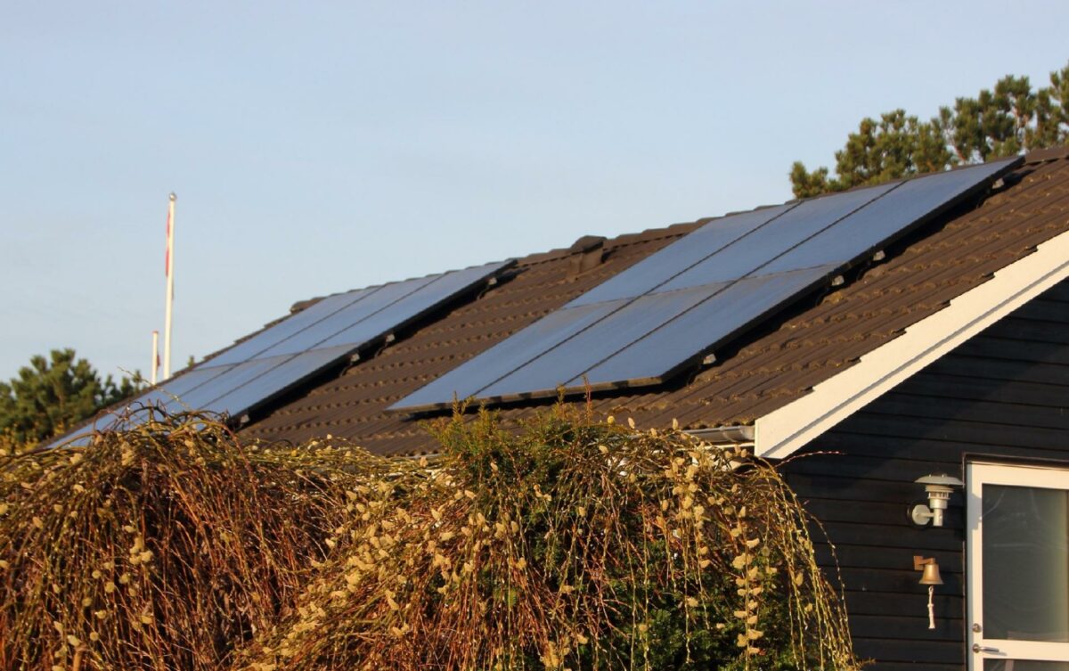 Det øger boligens værdi, hvis boligejere investerer i f.eks. solceller, varmepumper eller mere energieffektive vinduer. Foto: Getty Images