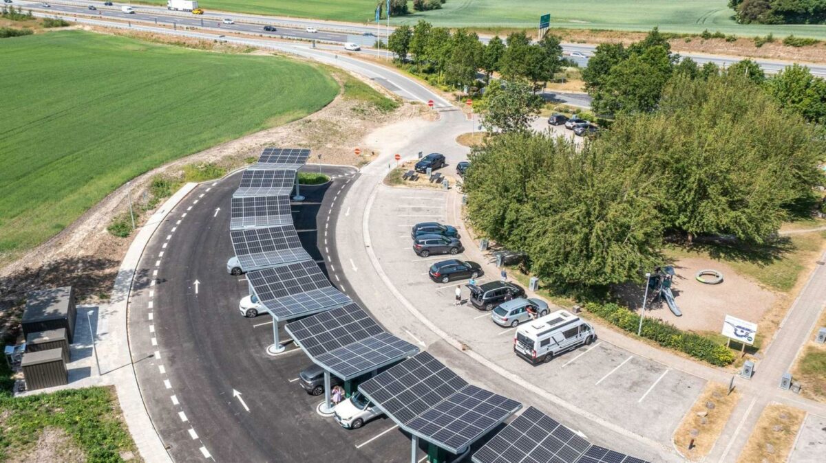 Ladeparken, som bliver bygget ved samkørselpladsen ved afkørsel  langs Fynske Motorvej, overdækkes, så bilisterne kan stå i læ for sol og regn. Her er det et billede af ladepark ved Lillebælt Syd langs E20, som åbnede i foråret 2023. Foto: Vejdirektoratet.