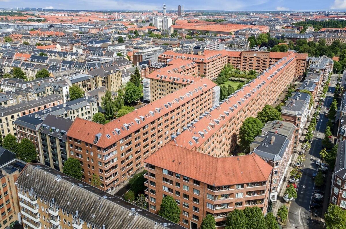 Hostrups Have på Frederiksberg er opført i 1935-36 og får nu et kæmpe løft med udskiftning af tage, vinduer, døre samt omfugning af alle murede facader. Foto: Heimstaden