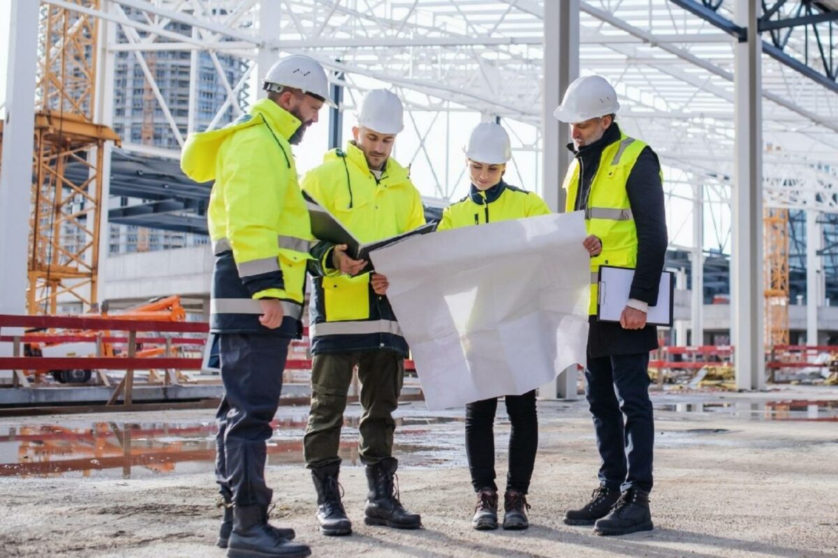 Byggeriet er blevet mere effektivt i de sidste ti år. Men der er stadig store udfordringer med logistik, planlægning og samarbejde, fortæller forsker fra Aarhus Universitet. Foto: Gettyimages.