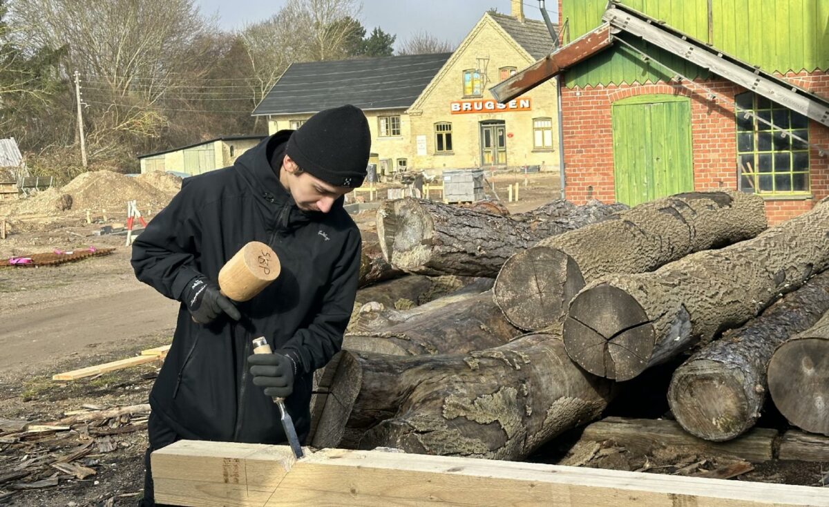 Det er håndværkerlærlinge som Marcus fra Next, der er med til at opføre de fem minihuse i Remouladegade i det 18.000 kvm store legeunivers Frøsnapperbyen. Den nye by på Frilandsmuseet er inspireret af Ole Lund Kirkegaards magiske univers.