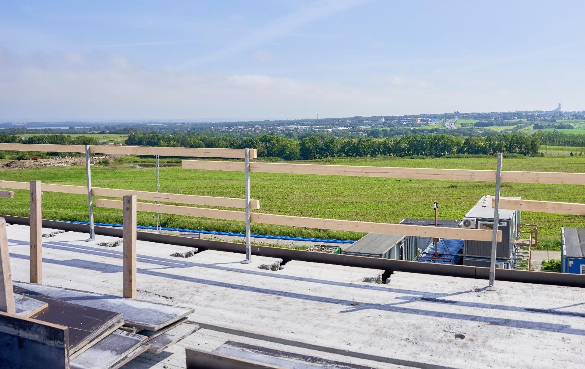 Byggeriet af Rains' nye hovedkontor blev påbegyndt i starten af 2023. Fra de øverste etager kan man udover midtbyen og nordbyen også på en klar dag se Aarhus Bugt i det fjerne. Foto: Property Advice