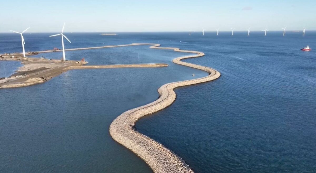 Arbejdet med at anlægge den stendæmning, der skal udgøre Lynetteholms ydre omkreds er i fuld gang. Dagens dom betyder, at arbejdet kan fortsætte. Stillbillede fra dronevideo: By & Havn