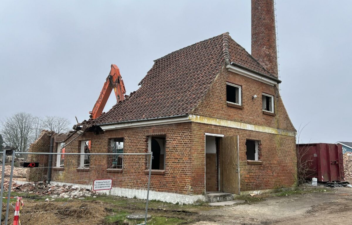 Mejeriet Fælleslykke, der blev etableret i 1922, lukkede i 1981. Siden er bygningerne forfaldet mere og mere. Nu genanvendes mange af de materialer, der blev brugt til at bygge mejeriet. Foto: Billund Kommune