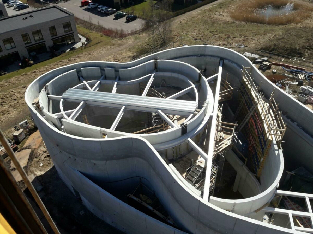 Arkitekten har tænkt utraditionelt, da stregerne til den nye Trekroner Kirke blev slået. Dronefoto: CG Jensen.