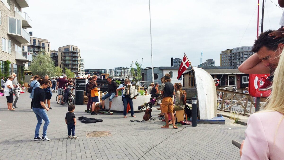 Kvarterpladsens blev officielt taget i brug lørdag den 16. juni. Det blev markeret med et stort loppemarked afholdt af områdets beboere og husbådsforeningen Skibbroen. Pressefoto.