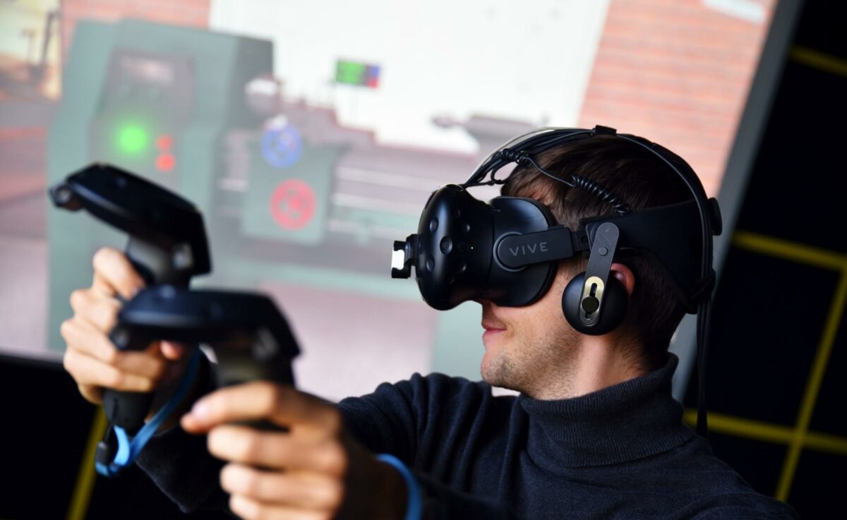 En elev på Aarhus Tech prøver virtual reality-spillet Craftio, hvor elever skal lære at betjene maskiner i trygge omgivelser, før de giver sig i kast med maskinerne i virkeligheden. Foto: Jesper Bruun.