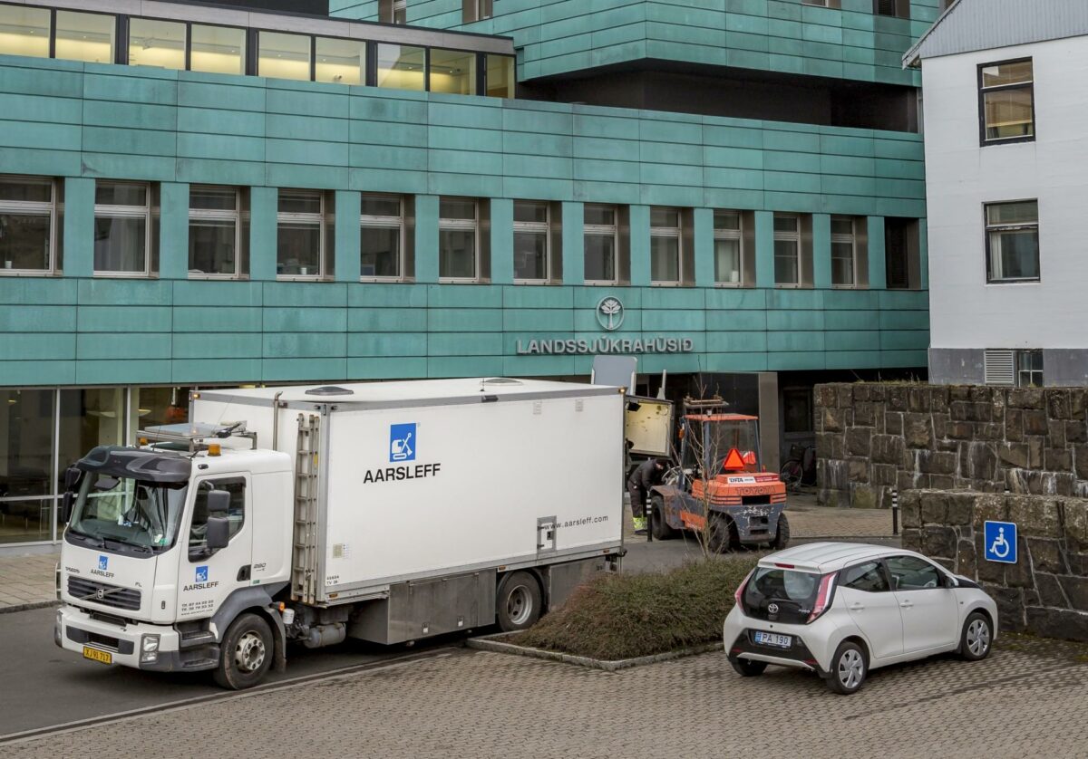 Som led i en klar plan om at undgå dyre og akutte skader på et nedslidt og hårdt belastet ledningsnet, har Landssygehuset i Torshavn sat gang i det første strømpeforingsprojekt nogensinde.