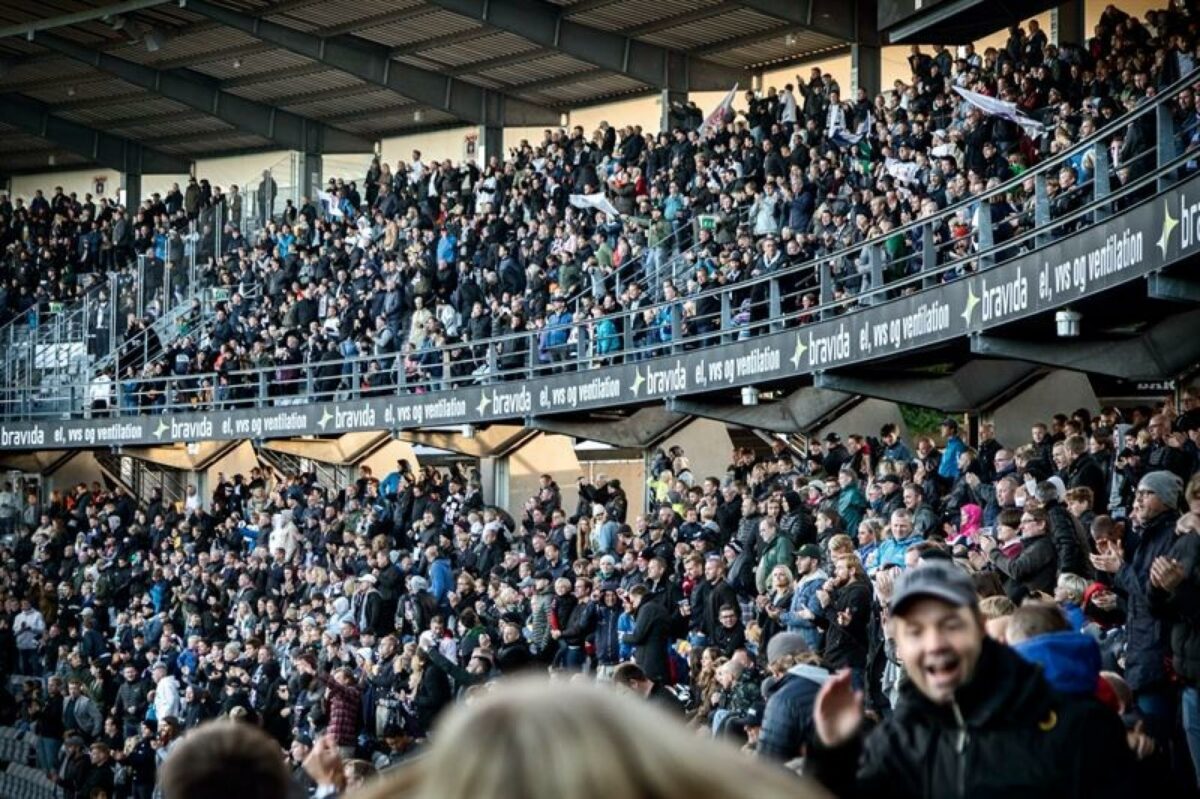 Flere hundrede elever fra 9. og 10. klasser i Østjylland var blandt de 15418 tilskuere, der overværende kampen mellem AGF og Brøndby. Pressefoto.