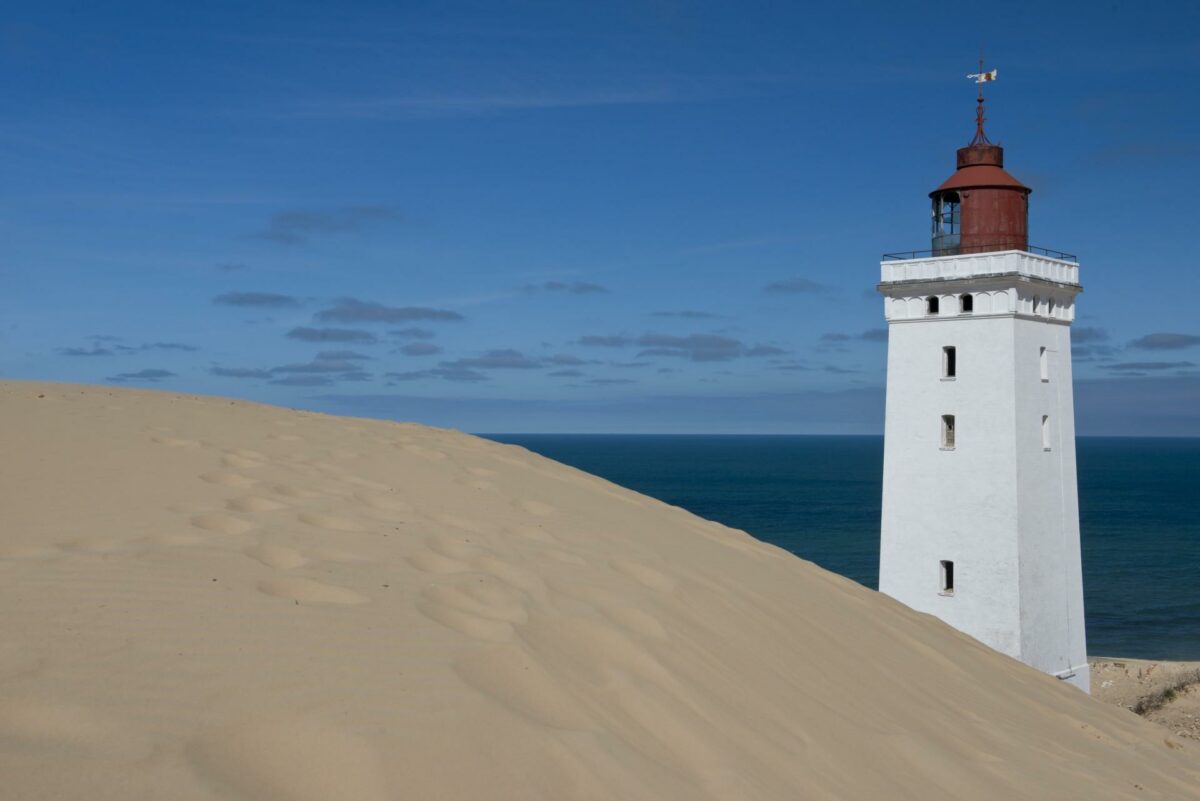 Rubjerg Knude Fyr er ved at styrte i havet. Men ikke meget længere, hvis det står til HJørring Kommune, som ønsker at flytte det ind i landet. Foto: Colourbox.