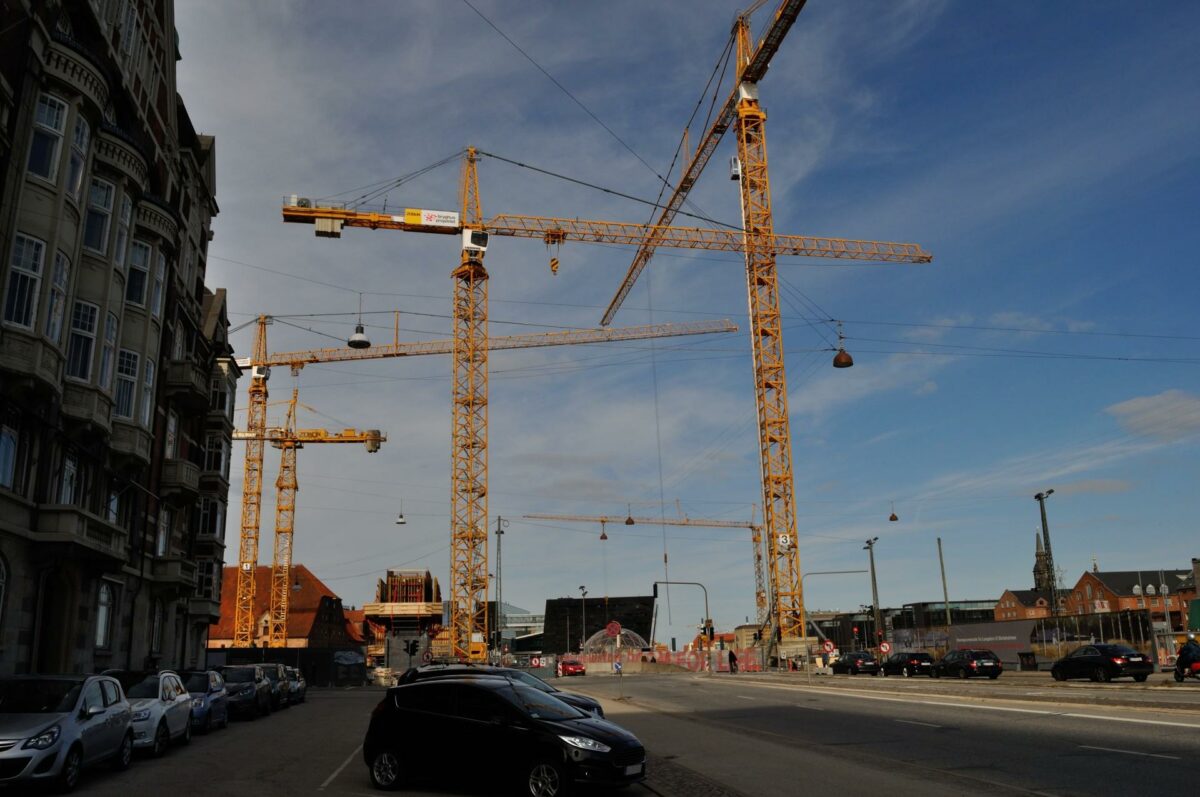 Der er en nedgang på vej i byggeriet, spår Dansk Byggeri, som især tænker på lejlighederne i København, som nu er sværere at komme af med end tidligere. Foto: Colourbox.