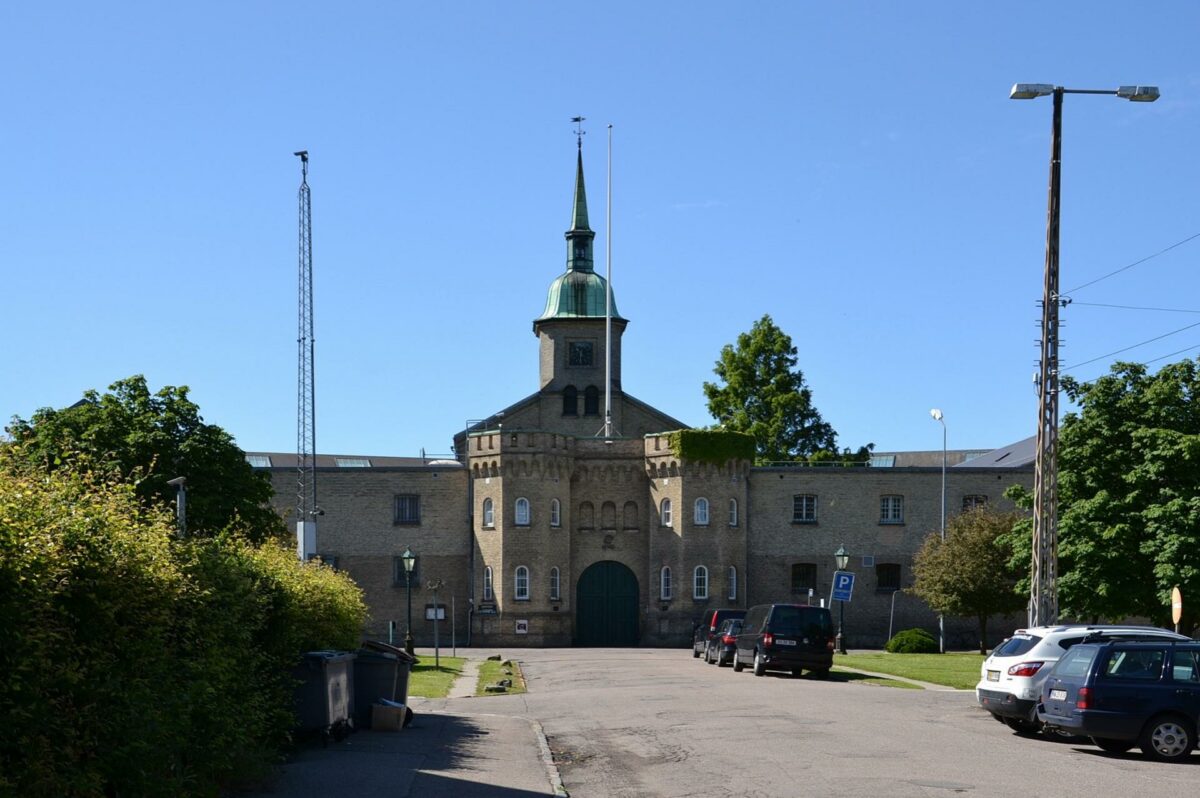 Den berømte grønne port ind til Vridsløselille skal nu have en helt anden funktion, når det tidligere fængsel skal omdannes til andre formål. Foto: Pudelek/Wikimedia Commons.