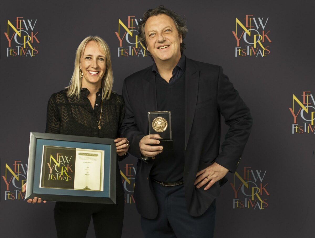 Birgitte Arendsdorf Olsen (marketingchef i Unidrain) og Anders Garde Kongshaug (ejer af Kongshaug Productions) med deres New York Festivals-award.