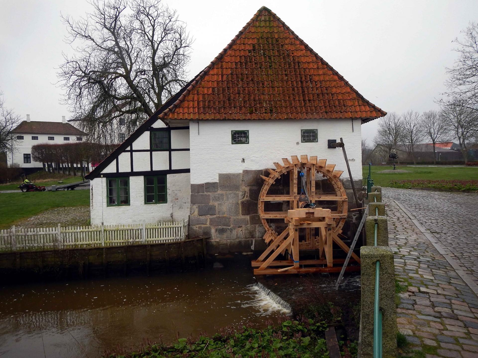 Slotsvandmøllen ligger foran Brundlund Slot. Foto: Erik Egvad Petersen.