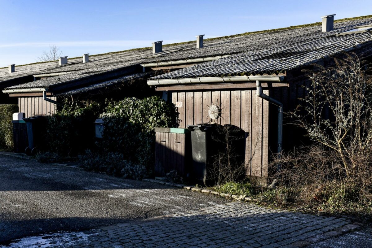 De 91 rækkehuse fra 1968 skal blandt andet have udskiftet tag. Foto: MT Højgaard.