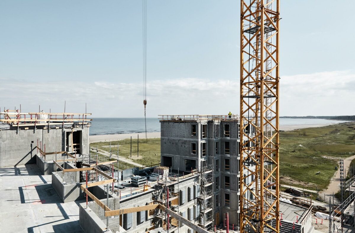 Skibet og Broen opføres i smukke rammer med havet og de fredede engområder i baggrunden. Siden billedet blev taget er tårnkranen demonteret. Foto: Jonathan Weimar.