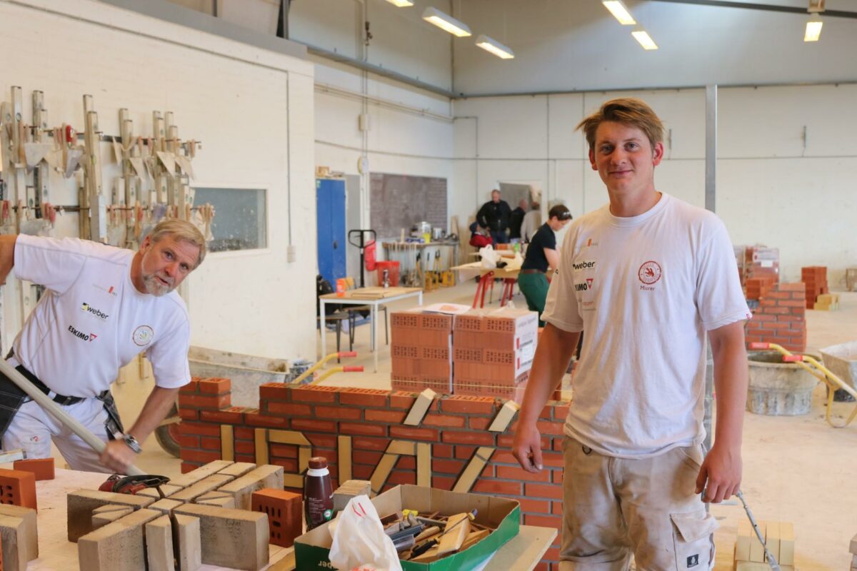 De to gutter Nikolaj Skydsgarrd Hansen og landstræner Finn Pedersen er i færd med at skabe fundamentet for et godt resultat til WorldSkills. Det kræver adskillige timers træning. Foto: Hans-Henrik Lærke.