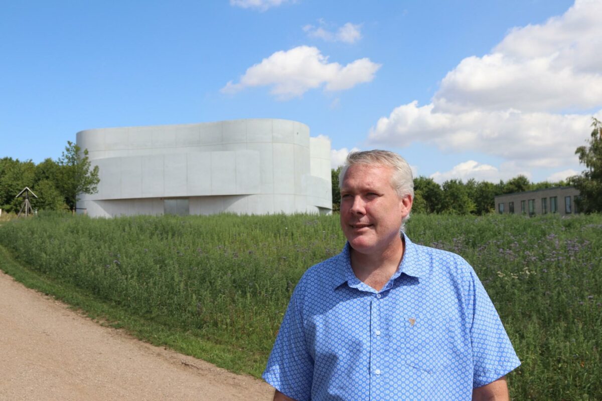 Projektleder Niels Thorsund fra CG Jensen er ligesom resten af de involverede i opførelsen af Trekroner Kirke meget tilfreds med resultatet. Foto: Torben Jastram.