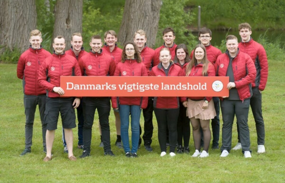 Det danske landshold er på fotoet fra venstre mod højre: Kok Magnus Rosendahl, flisemurer Samuel Birk Axelsen, landbrugsmaskinmekaniker Anders Steensgaard Sørensen, autolakerer Philip Bang, murer Nikolaj Skydsgaard Hansen, bager Linda Katrine Holst Kjeldsen, karrosseritekniker Simon Jacobsen, tjener Freja Staghøj Mortensen, bygningssnedker Steffen Slott Jørgensen, bygningsmaler Kamilla Højrup, konditor Caroline Amalie Flyvenring Andersen, møbelsnedker Snorre Steenstrup Dyhr, tømrer Mikkel Victor Larsen og industritekniker Casper Rasmussen. Foto: Per Daugaard.