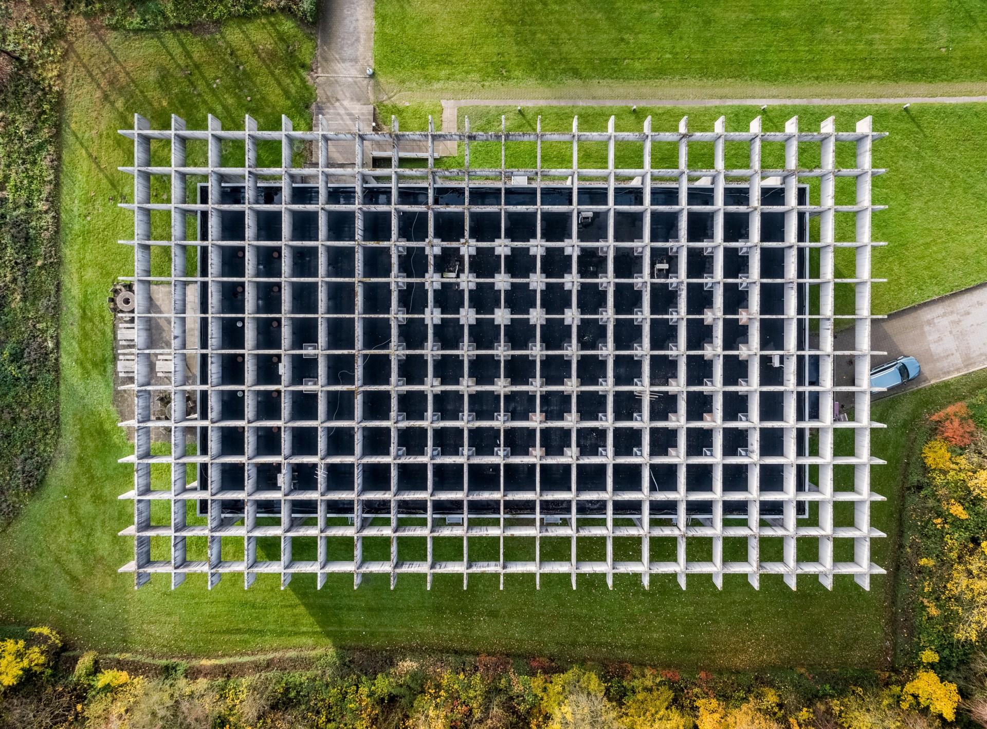 De adskilte og synlige konstruktioner, som kontrasterer hinanden, var et markant udtryk i den modernistiske arkitektur, men også bygherren, glasfirmaet J.A. Alstrup, var i forhold til sin samtid dristig. Foto: Realdania/Peter Gramstrup.