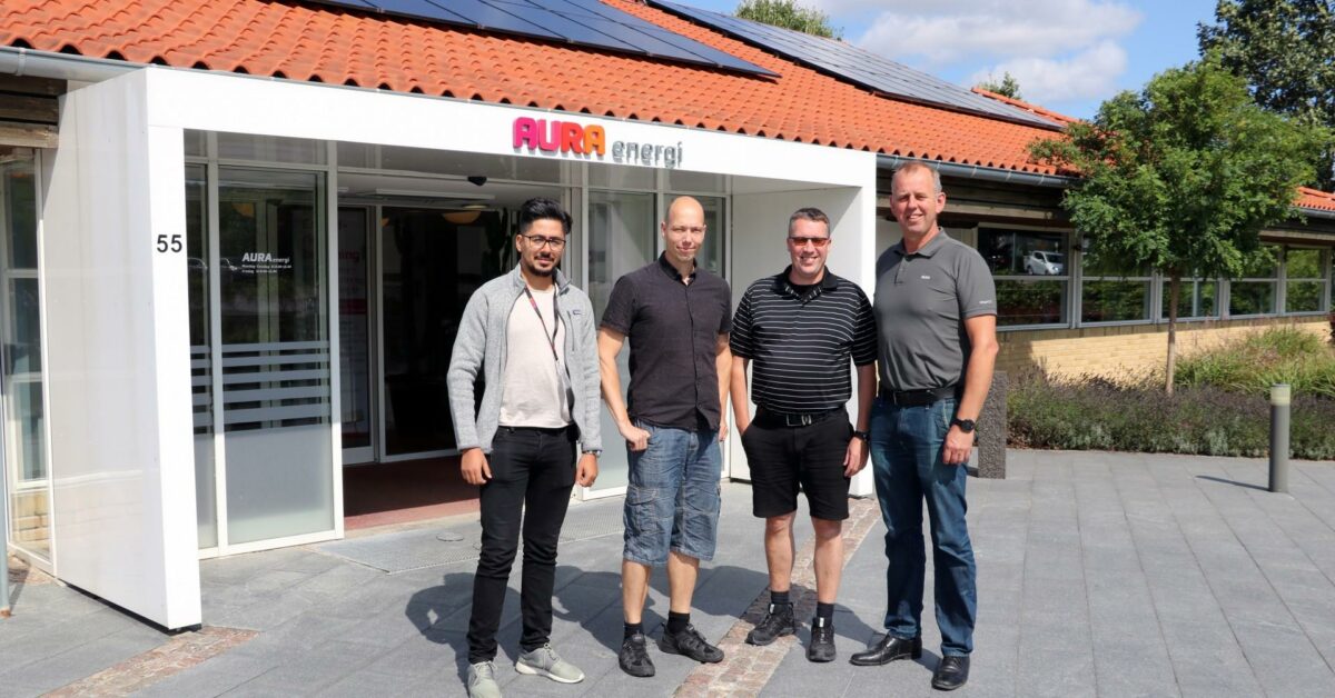 Fra venstre mod højre: Hamed Ali og Stig Autzen fra Silkeborg kommune og Asbjørn Winther og Claus Jørgensen fra AURA Entreprise foran AURA Energi i Galten. Foto: Silkeborg Kommune.