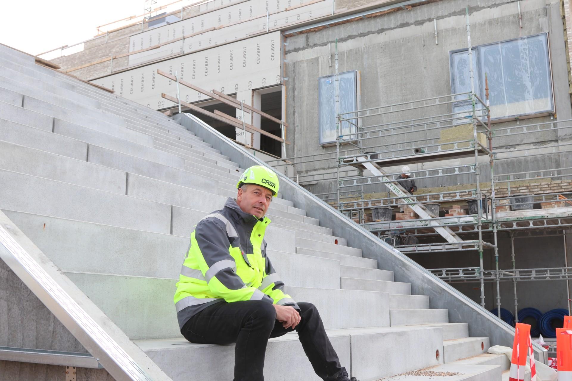 Projektchef Peter Kiil, Casa, på trappen ved den nye Social- og Sundhedsskole. Foto: Torben Jastram. 