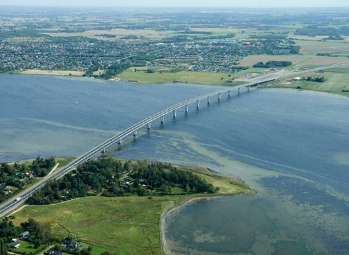 Den ny bro over Roskilde Fjord er klar til weekendens åbning. Foto: Vejdirektoratet.