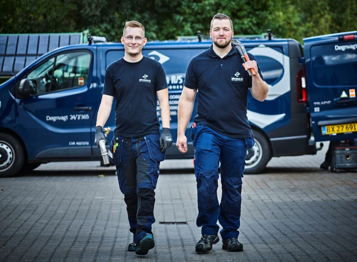 Joakim Harkønen (til venstre) og Bjarke Krebs Arnbo, der netop har afsluttet VVS-uddannelsen med Tekniq's Hædersmedalje, klar til job som fastansatte i John Jensen VVS. Pressefoto.