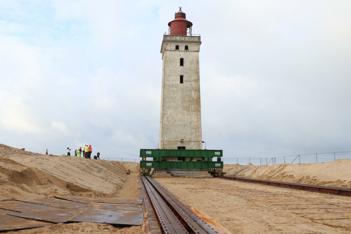 Rubjerg Knude Fyr skal flyttes, så det ikke ryger i havet, der hvert år æder af klitterne. Foto: Kim Krasuld.