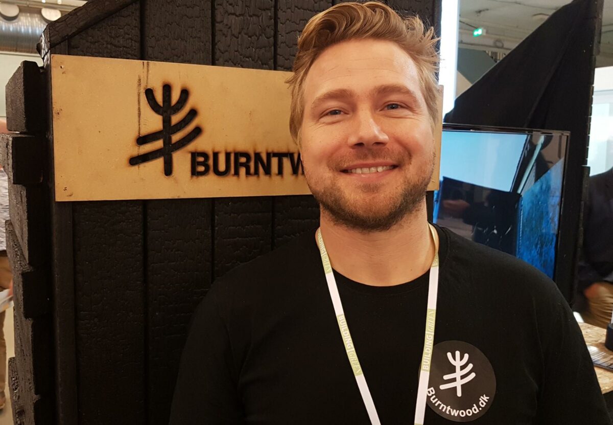 Anders Mølgaard fra BurntWood betegner selv sin messestand - der er delt med EcoCocon og Gamle Mursten - som den mørkegrønne afdeling på den grønne byggemesse. Foto: Torben Jastram.