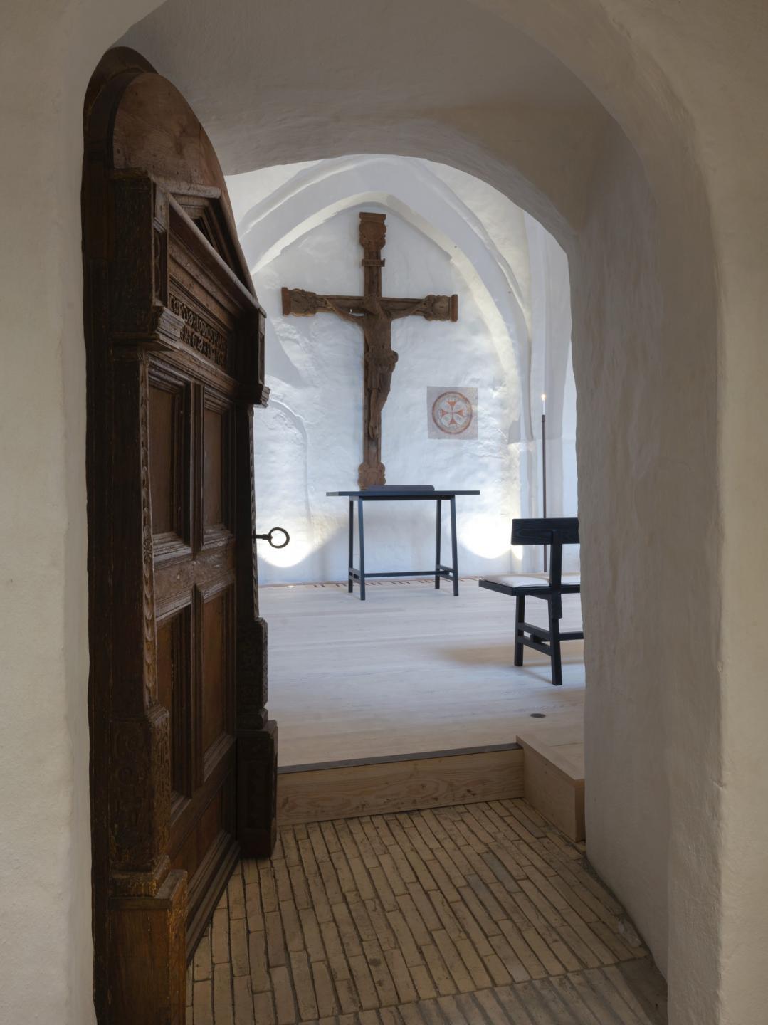 Der er ikke længere et fast alter i Sdr. Asmindrup Kirke, det enkle alterbord er fleksibelt og kan stå hvor som helst i kirken. Foto: Jens Lindhe/Arkitema Architects.