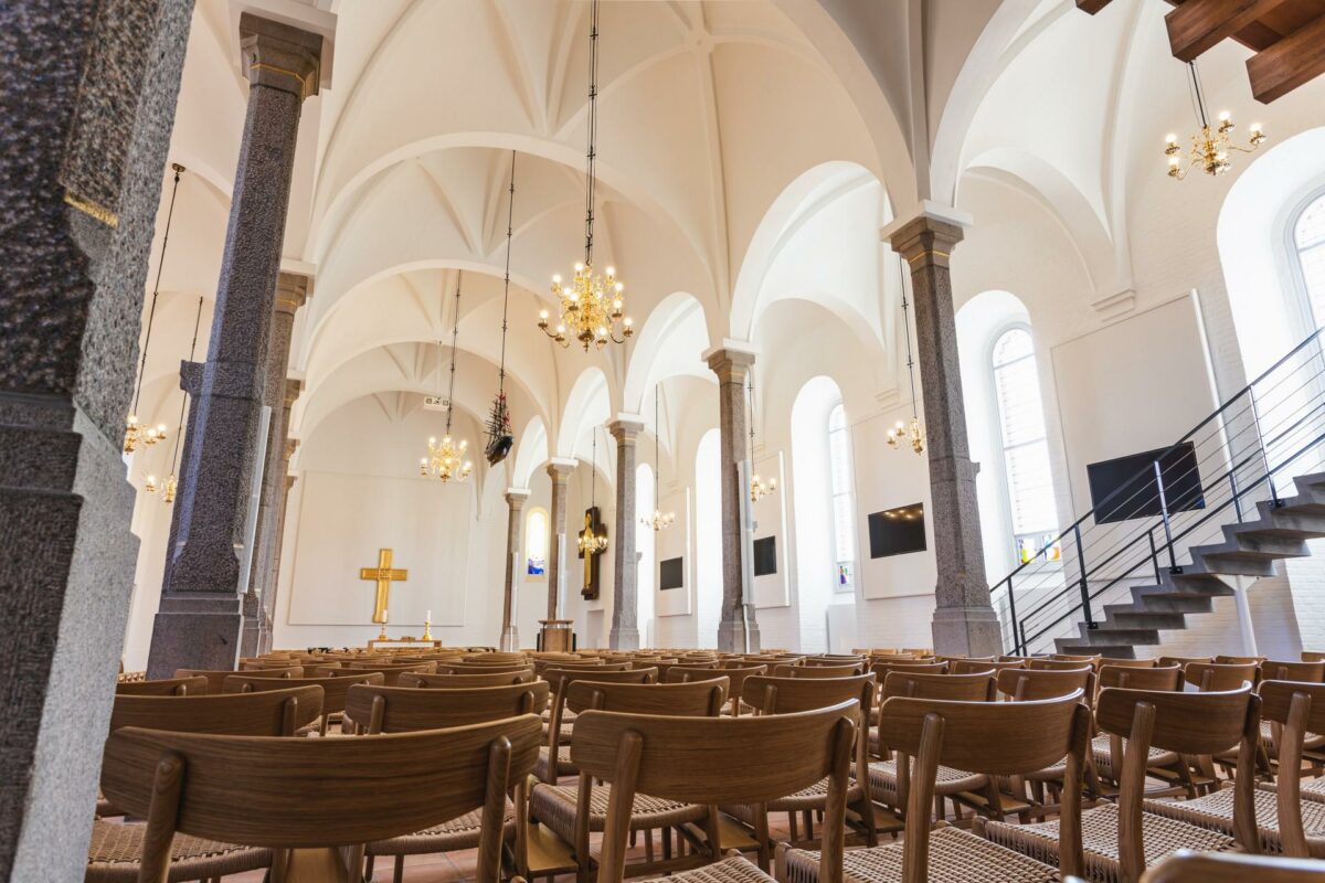 Brønderslev Kirke har fået en make-over, så dan næsten 100 år gamle kirke står flot i adventstiden og mange år frem. Foto: Arkitektfirmaet Bundgaard.