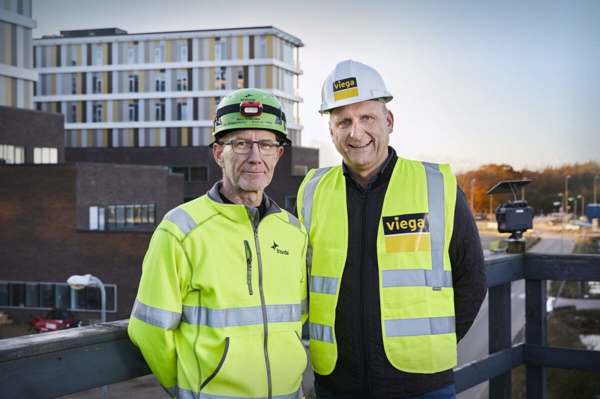 Torben Sørensen (th.) er distriktschef i Viega, og han har været projektchef Max Andersens kontakt på byggeriet af Supersygehuset i Gødstrup. Foto: Viega.