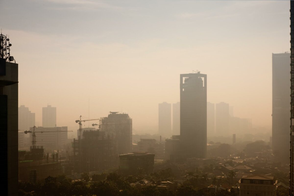 Jakarta er svært belastet af overbefolkning, forurening og trafikkaos. Foto: Colourbox.