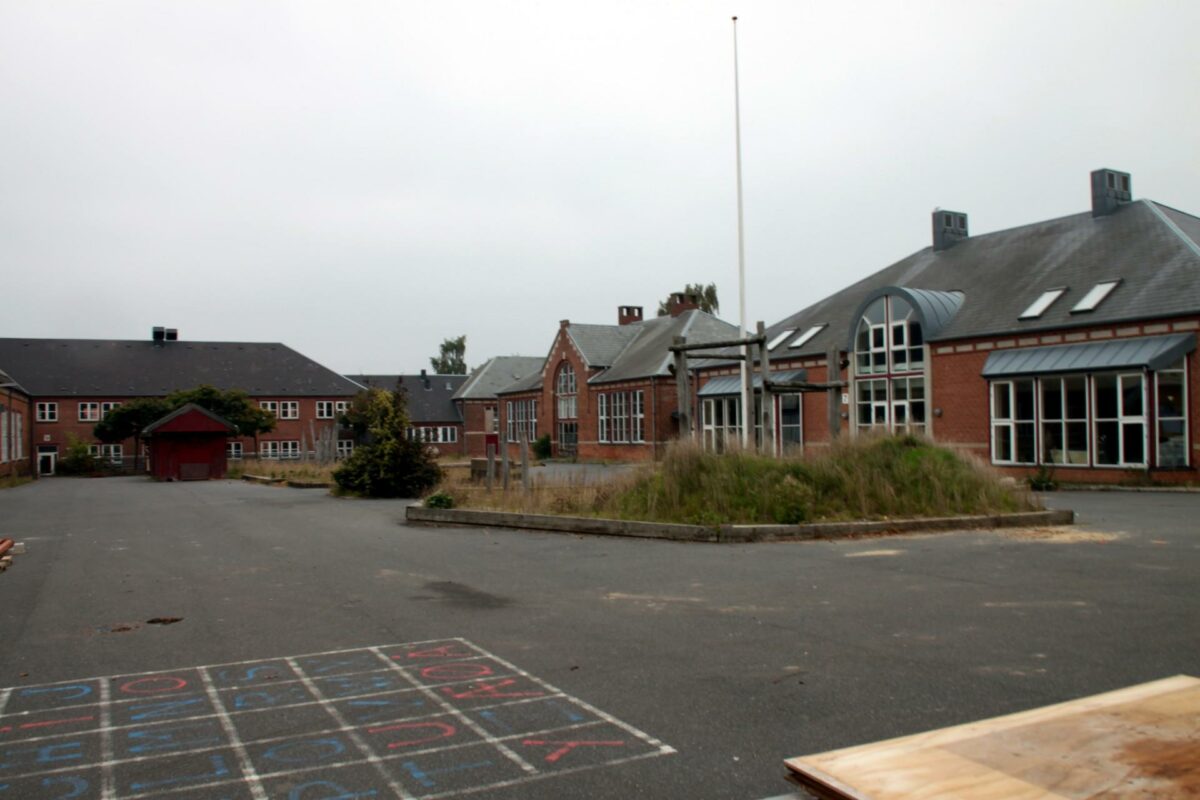 Denne gamle skole i Holbæk får snart nyt liv og bliver indrettet til fire statslige styrelser. Pressefoto.