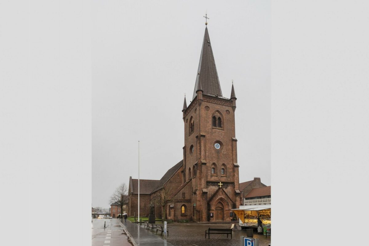 I Vejle ligger den fredede kirke Sct. Nicolai, der siden juli måned 2018 har været under ombygning. Projektet er nu færdigt, og den grundige indvendige istandsættelse af kirken har haft til formål at optimere bygningen og samtidig skabe mere liv og aktivitet i kirkerummet. Foto: Swedoor.