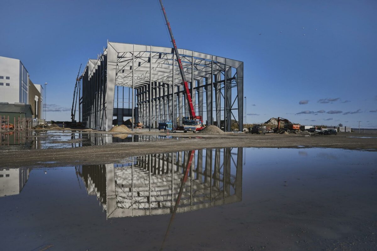 Senest har Port of Aalborg investeret i en ny testhal til test af vindmøllevinger til virksomheden Blaest samt opførelsen af en ny fabriksbygning til methanolbrændselscelle-virksomheden Blue World Technologies. Foto: Port of Aalborg.