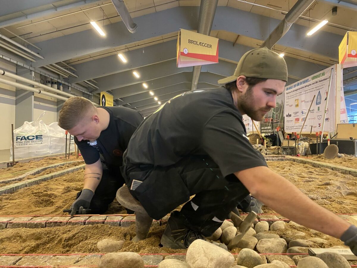 Intensiteten var høj, og nerverne sad uden på tøjet, da de danske mesterskaber i Skills blev afgjort. For brolægger-lærlingene Martin Kamper Rysgaard og Lasse Holmqvist Hansen endte konkurrencen med guld. Foto: Next Uddannelse København.