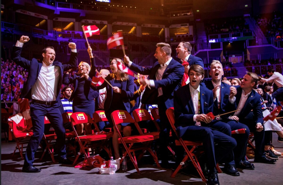 Jubelscenen her stammer fra EuroSkills Budapest 2018, hvor flisemureren Samuel Birk Axelsen fra det danske landshold vandt EM-sølvmedaljen. Foto: SkillsDenmark.