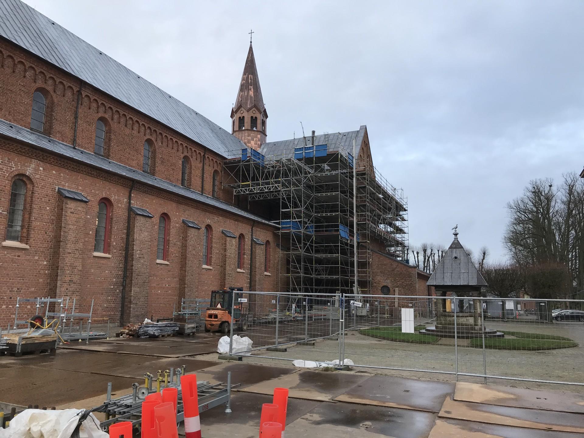 Kopp Sorø har opgaver på det meste af Sjælland, men en betydelig del af opgaverne ligger på Sorø-egnen. Stiftelsen Sorø Akademi er en velkendt kunde, når de gamle bygninger - som eksempelvis Klosterkirken - skal have en kærlig hånd. Foto: Hans-Henrik Lærke.