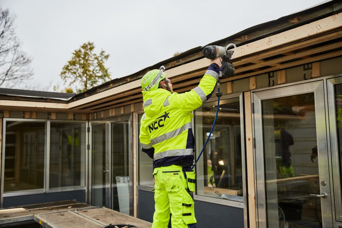 NCC har allerede renovet små 500 boliger i bebyggelsen, og nu er der skrevet kontrakt på de resterende 505 gårdhuse. Pressefoto.