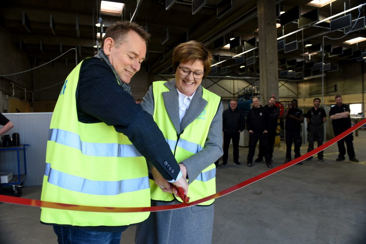 Administrerende direktør Mette Brøndum og produktionsdirektør Brian Rasmussen markerede åbningen af den nye produktion i Hvidovre ved at klippe det røde bånd. Foto: Lindab.