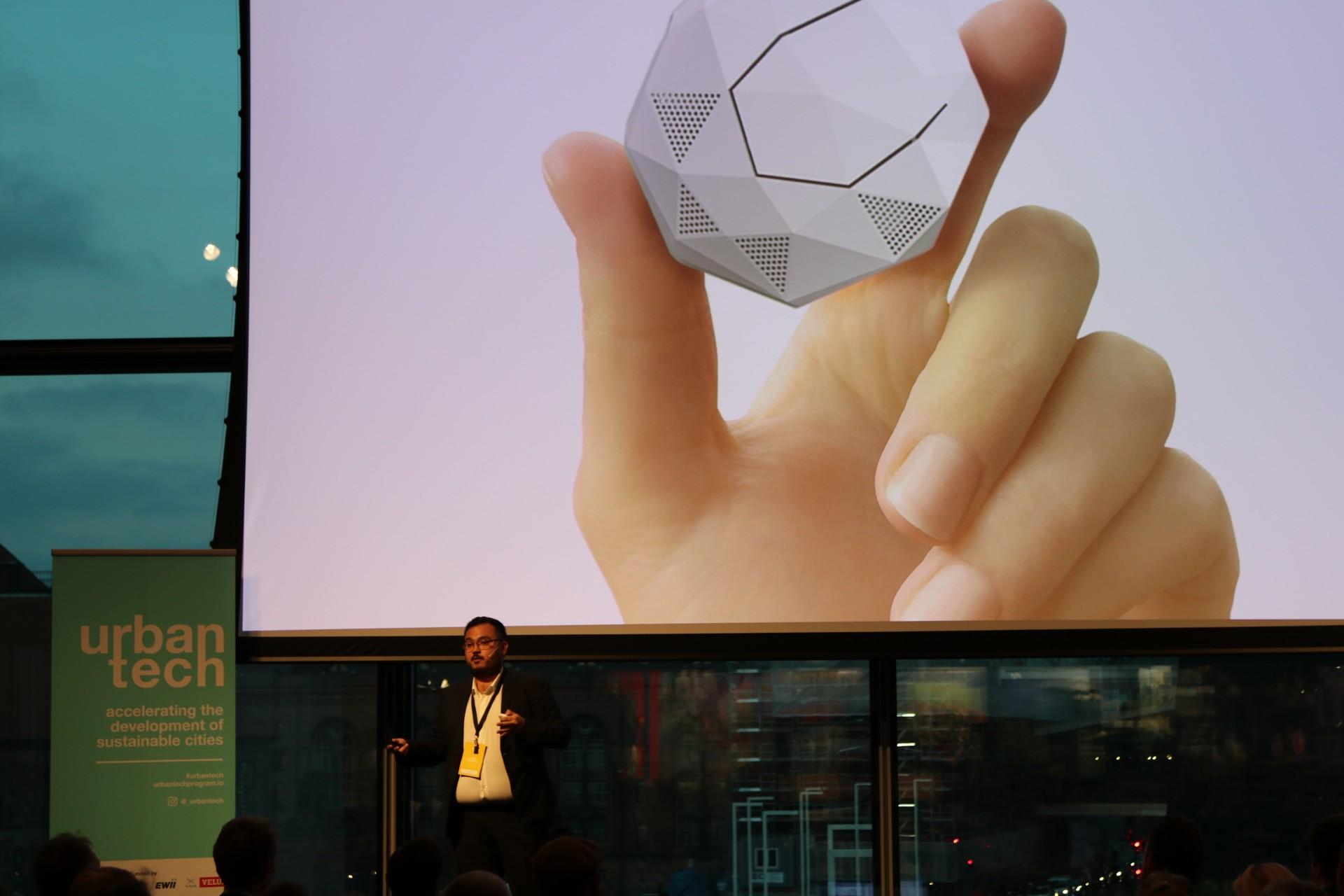 Juan Ocampo, COO i Rysta, præsenterede sidste efterår den lille sensor, som måske kan gøre en stor forskel i danske husholdninger. Foto: Hans-Henrik Lærke.