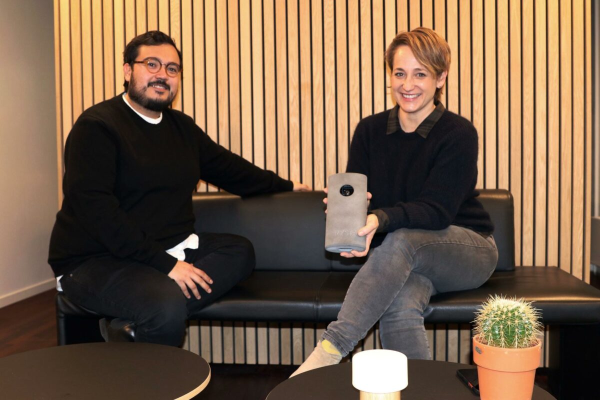 Julia Gebert, CEO i Rysta, og Juan Ocampo, COO, har sammen med deres kolleger udviklet en sensor til udendørs brug, og som kan indsamle date fra byggepladser døgnet rundt. Foto: Hans-Henrik Lærke.