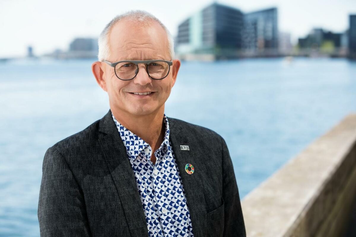 Der er grund til smil og optimisme, efter et enigt Folketing har vist evne og vilje til at hjælpe erhvervslivet, mener IDAs formand Thomas Damkjær Petersen. Foto: Ingeniørforeningen IDA.