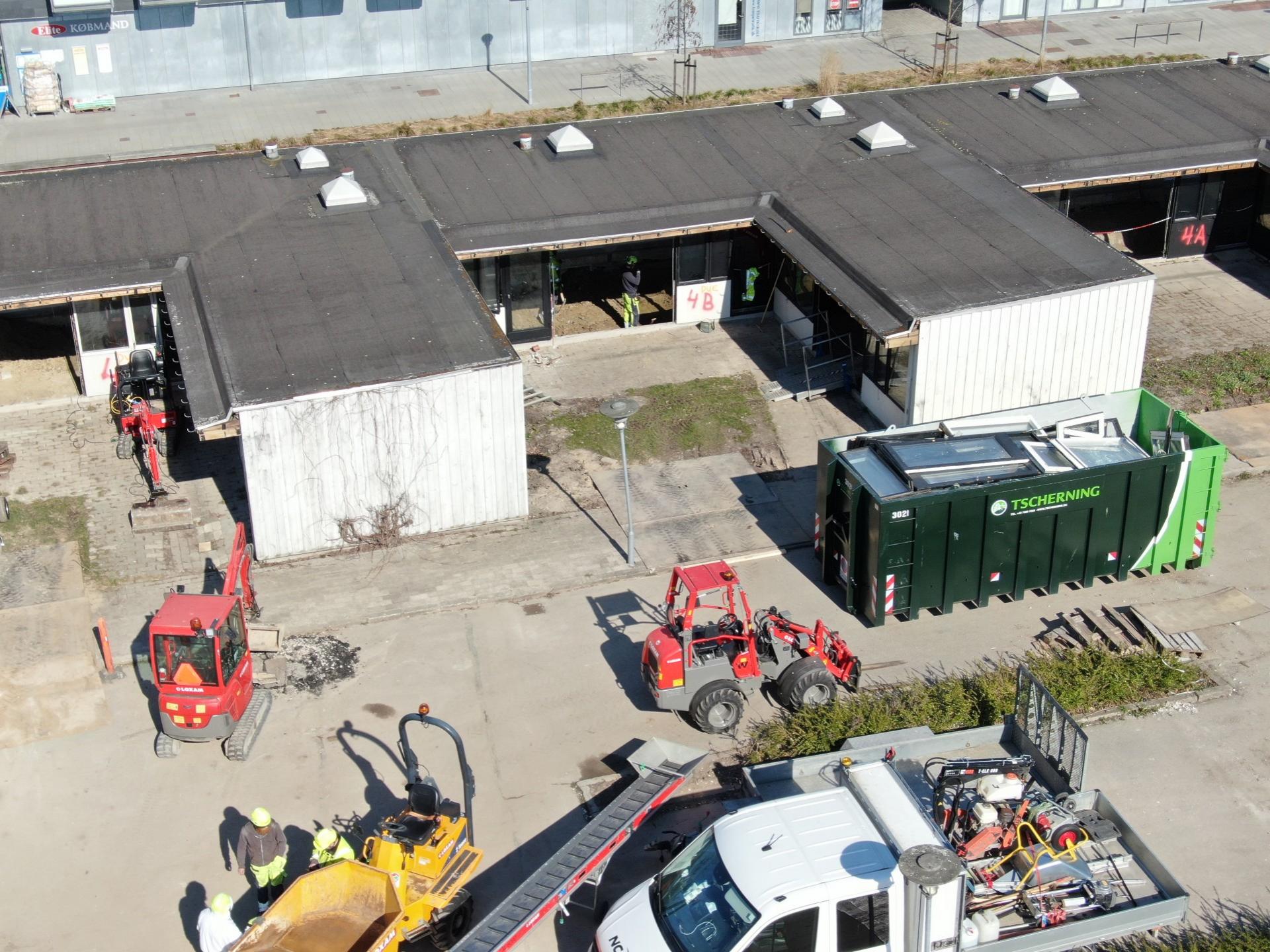 Skurbyen er på plads, og nedbryderne har kastet sig over de første gårdhavehuse. Pressefoto: NCC.