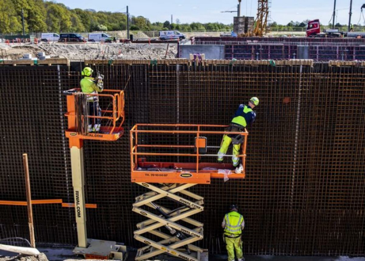 Forberedelserne til væggene er ved at blive foretaget med massevis af armeringsjern. Foto: Vejdirektoratet.